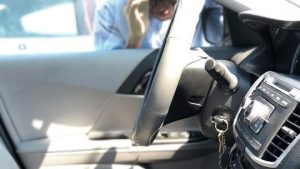 Read more about the article Who Should You Call for Car Lockouts or Lost/Damaged Keys?