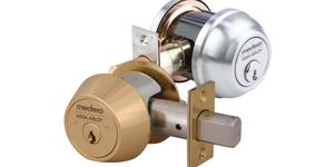 Read more about the article Deadbolts Versus Doorknobs